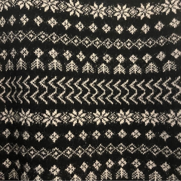 NWT Size M Black & White Snowflake Sweater by Lou & Grey; Zip Neck Detail - Picture 3 of 3